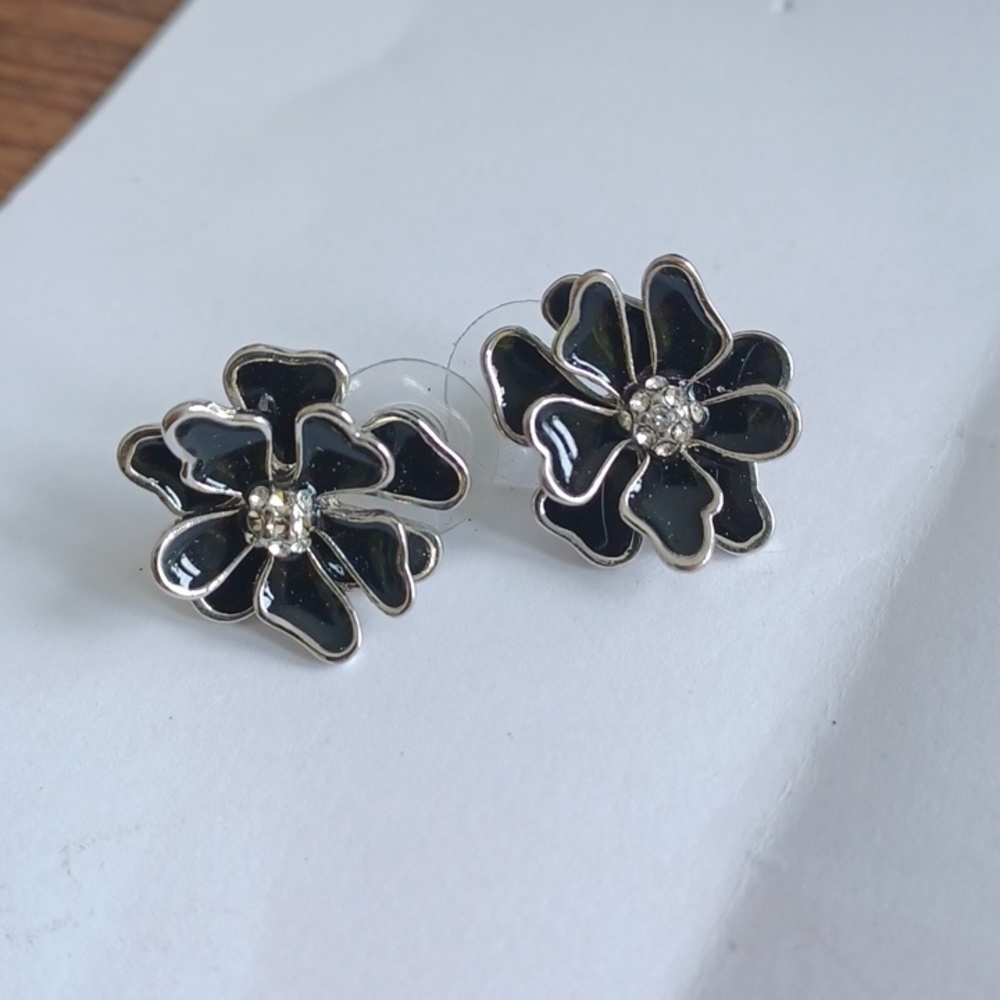Darling Enamel & Rhinestone Pansy 3-D earrings, approx 1/2"